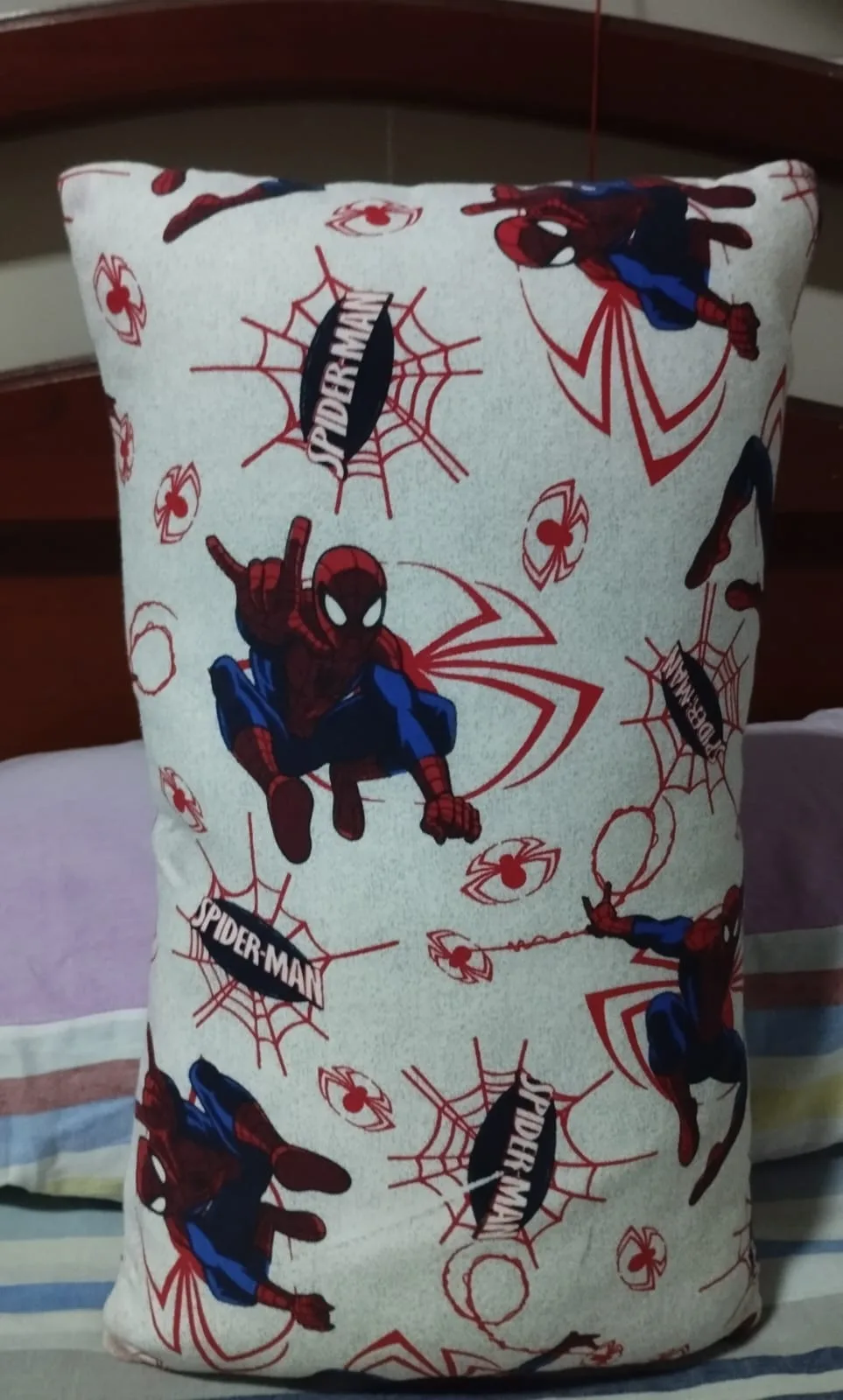 🕷️ Cojín Infantil del Hombre Araña | Decorativo y Divertido