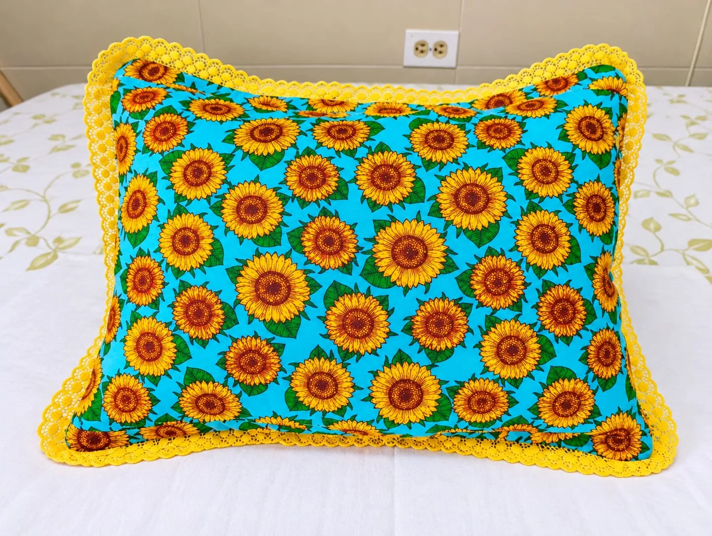 🌻💛 Cojín Decorativo de Girasoles | Con Encaje y Lazo Artesanal