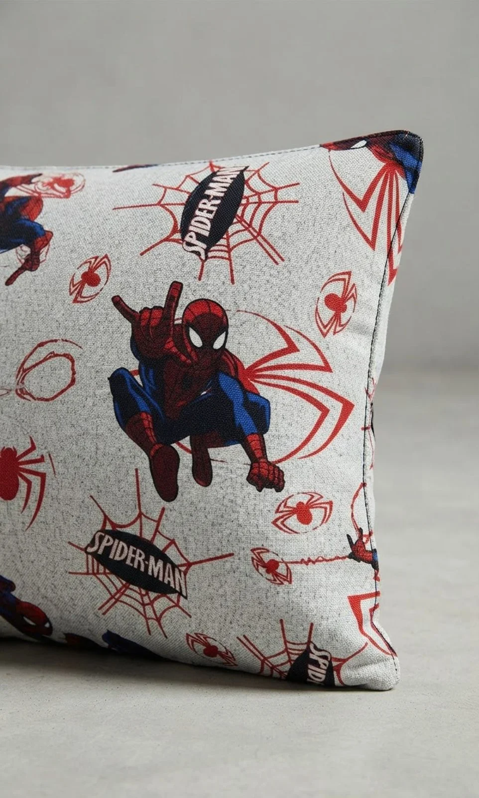 🕷️ Cojín Infantil del Hombre Araña | Decorativo y Divertido